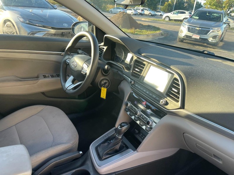 Hyundai Elantra Vehicle Image 02