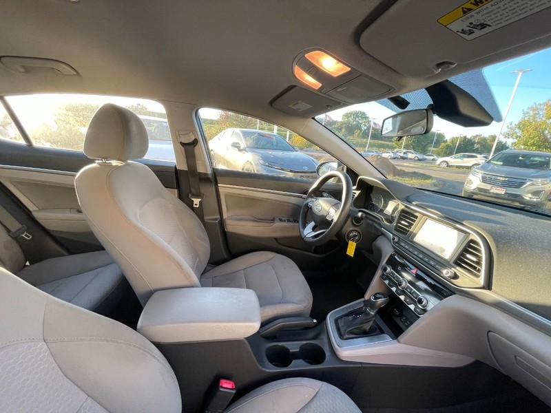 Hyundai Elantra Vehicle Image 03
