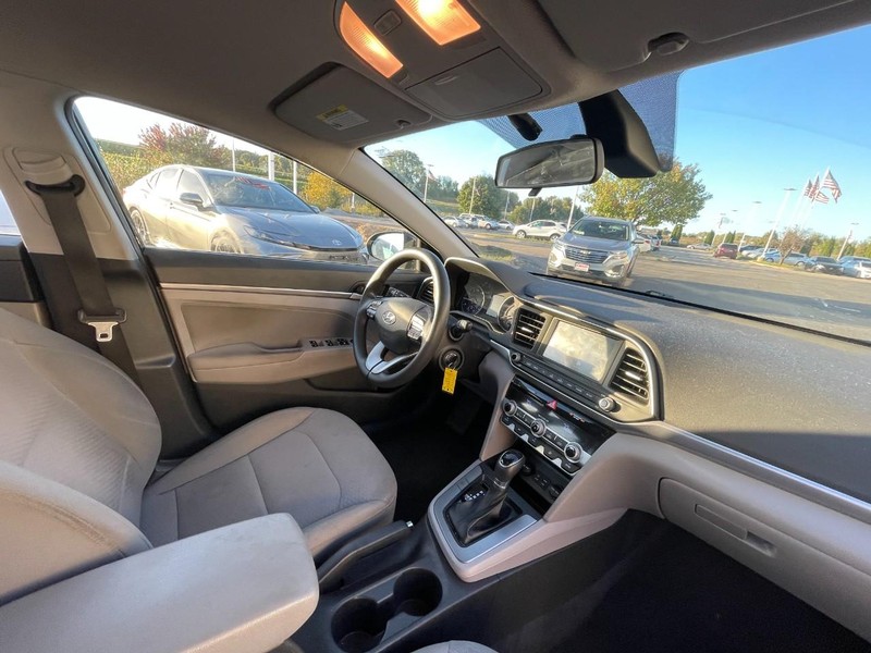 Hyundai Elantra Vehicle Image 04
