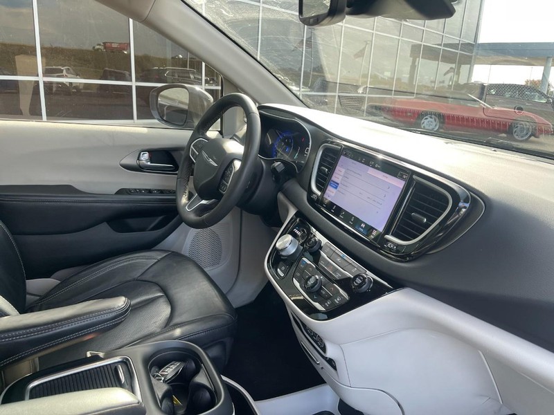 Chrysler Pacifica Vehicle Image 02