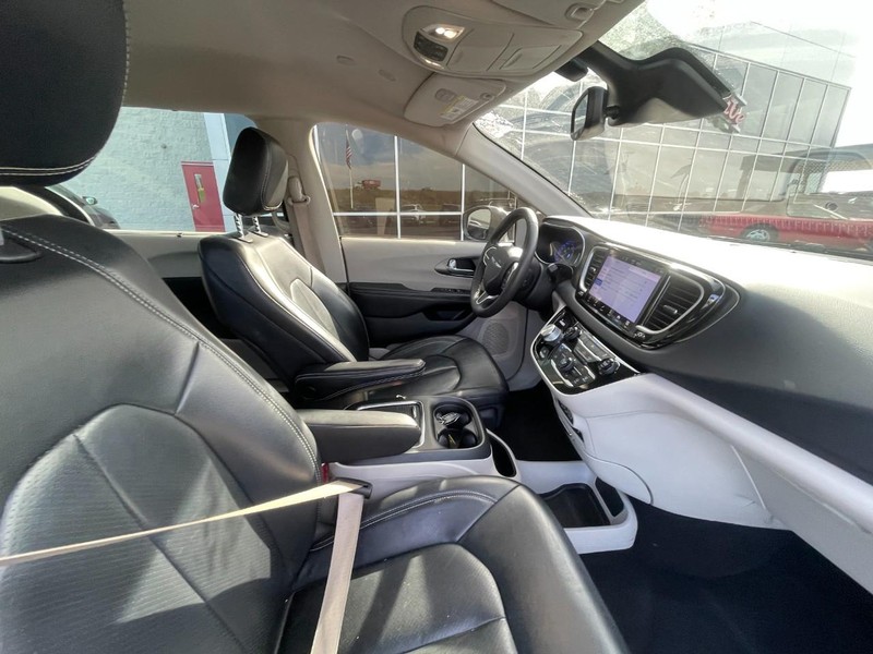 Chrysler Pacifica Vehicle Image 03