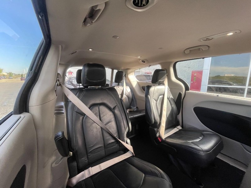 Chrysler Pacifica Vehicle Image 04