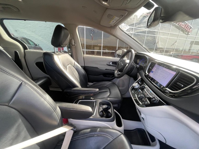 Chrysler Pacifica Vehicle Image 05