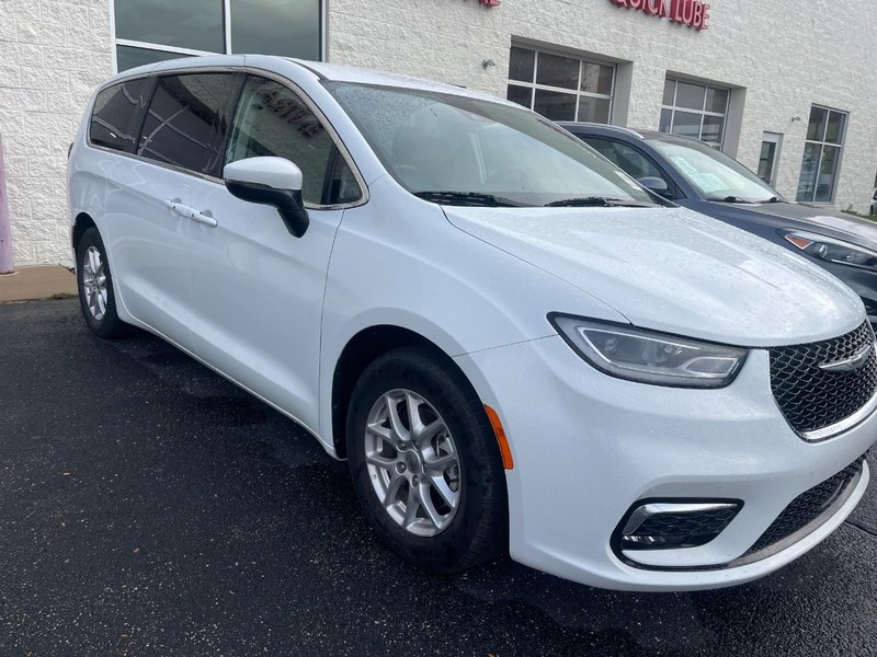 Chrysler Pacifica Vehicle Image 02