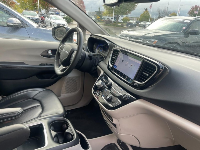 Chrysler Pacifica Vehicle Image 03