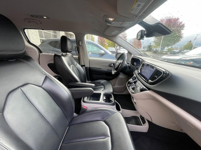 Chrysler Pacifica Vehicle Image 04