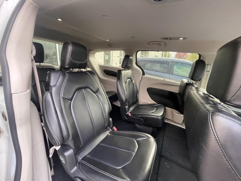 Chrysler Pacifica Vehicle Image 05