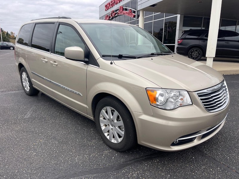 Chrysler Town & Country Vehicle Image 02