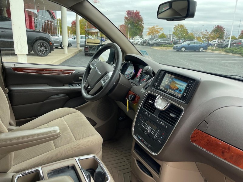 Chrysler Town & Country Vehicle Image 03