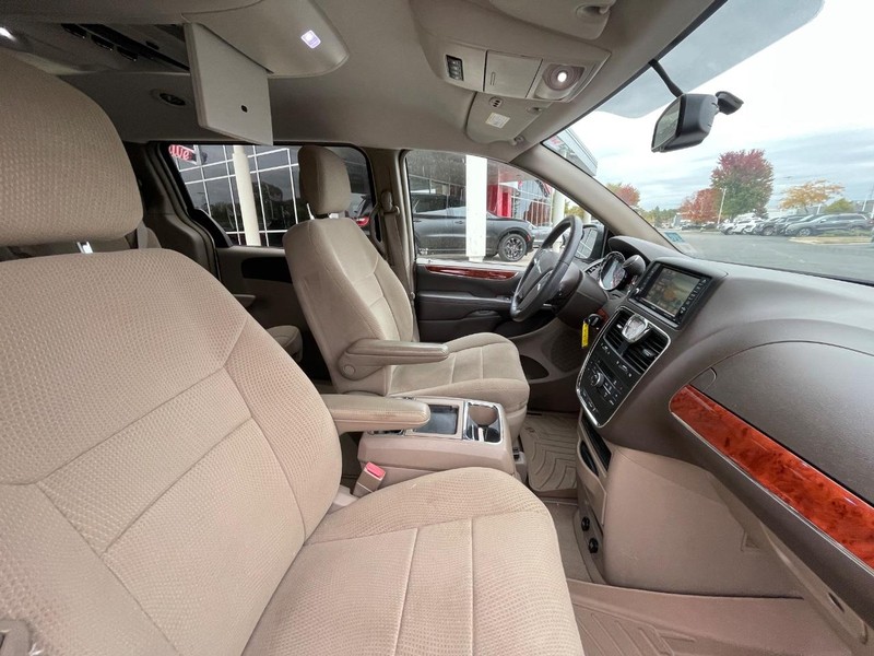 Chrysler Town & Country Vehicle Image 04