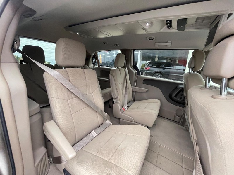 Chrysler Town & Country Vehicle Image 05