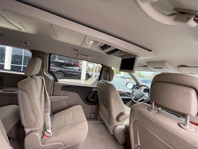 Chrysler Town & Country Vehicle Image 06