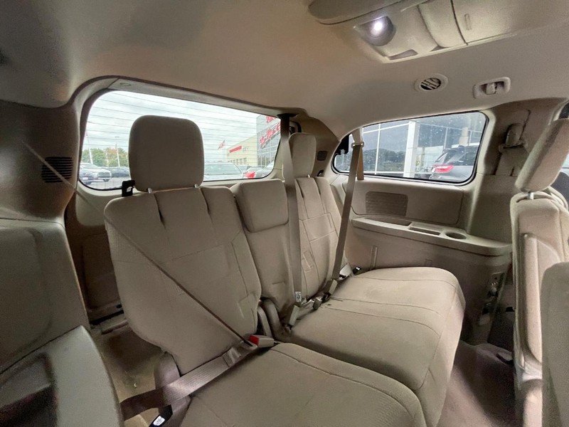 Chrysler Town & Country Vehicle Image 07