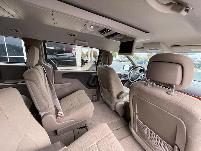 Chrysler Town & Country Vehicle Image 08