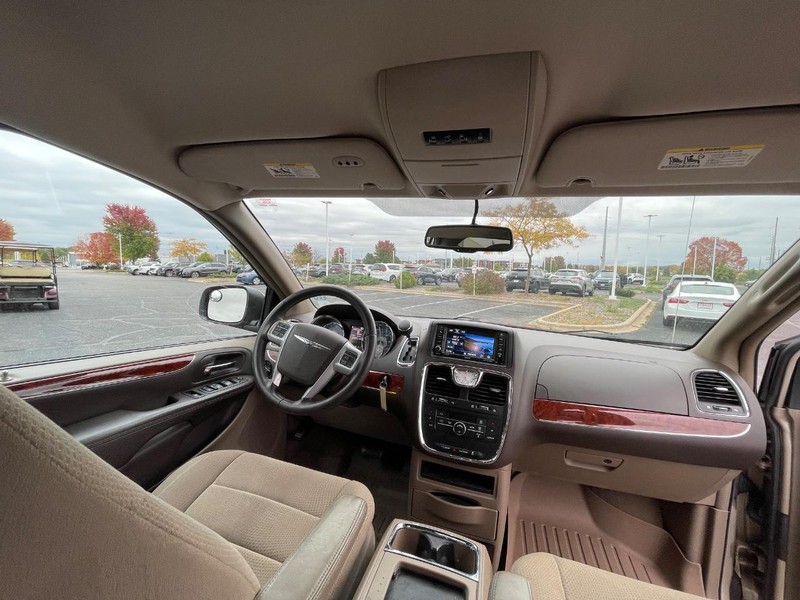 Chrysler Town & Country Vehicle Image 09