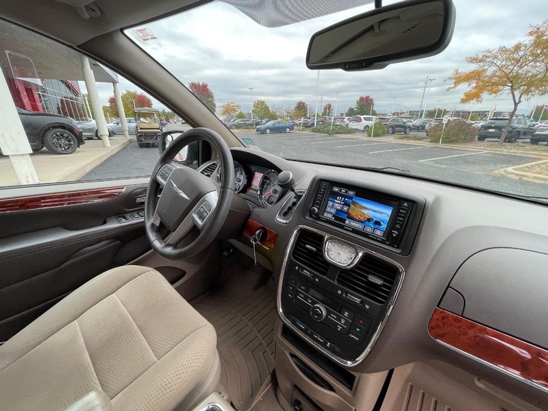 Chrysler Town & Country Vehicle Image 10