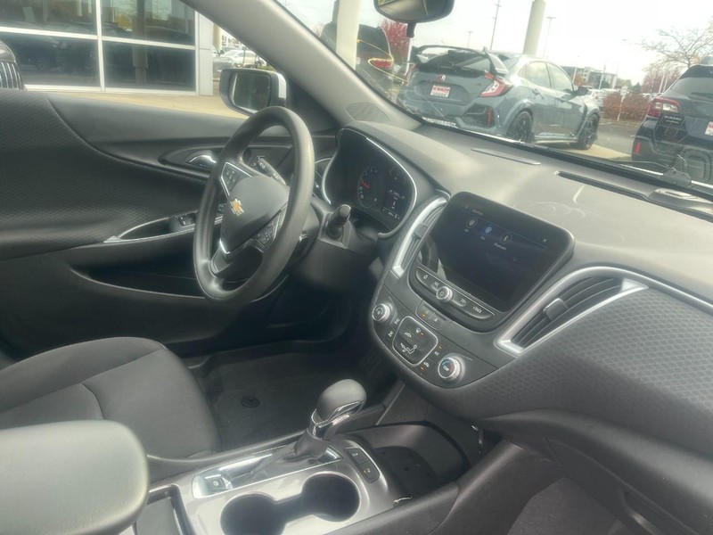 Chevrolet Malibu Vehicle Image 02
