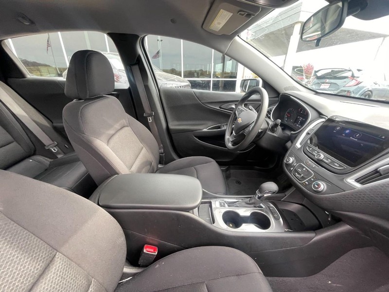 Chevrolet Malibu Vehicle Image 05