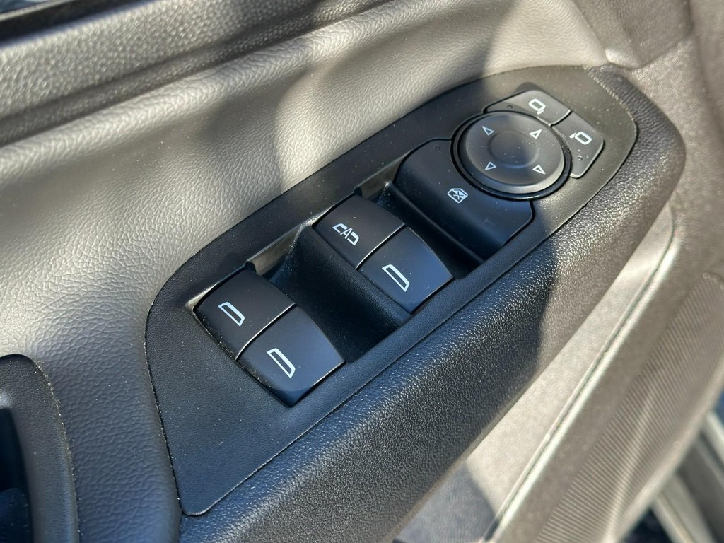 Chevrolet Equinox Vehicle Full-screen Gallery Image 16