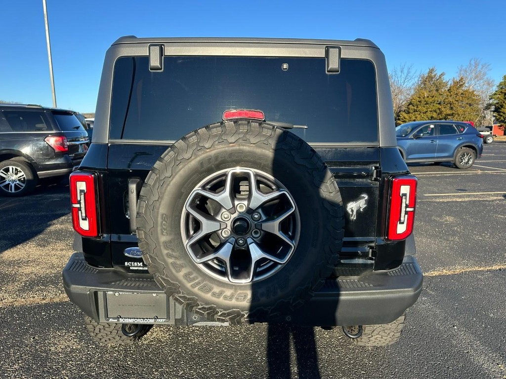 Ford Bronco Vehicle Full-screen Gallery Image 04