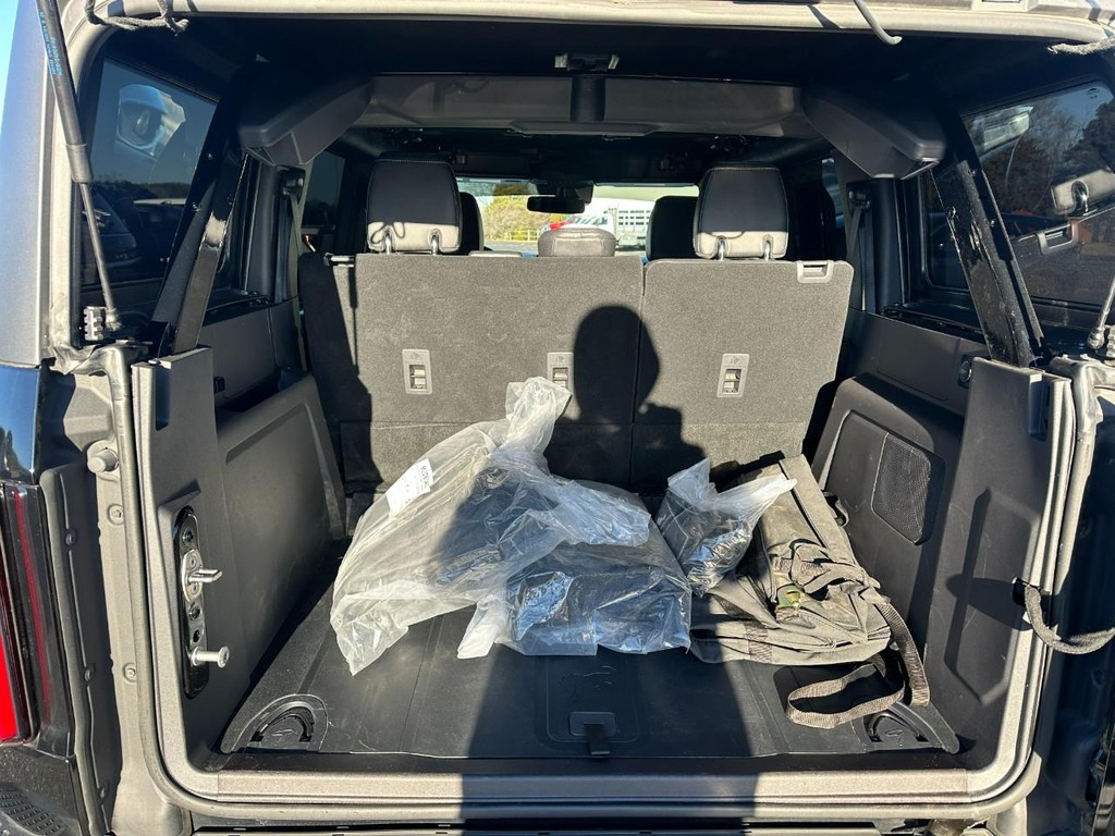 Ford Bronco Vehicle Full-screen Gallery Image 05