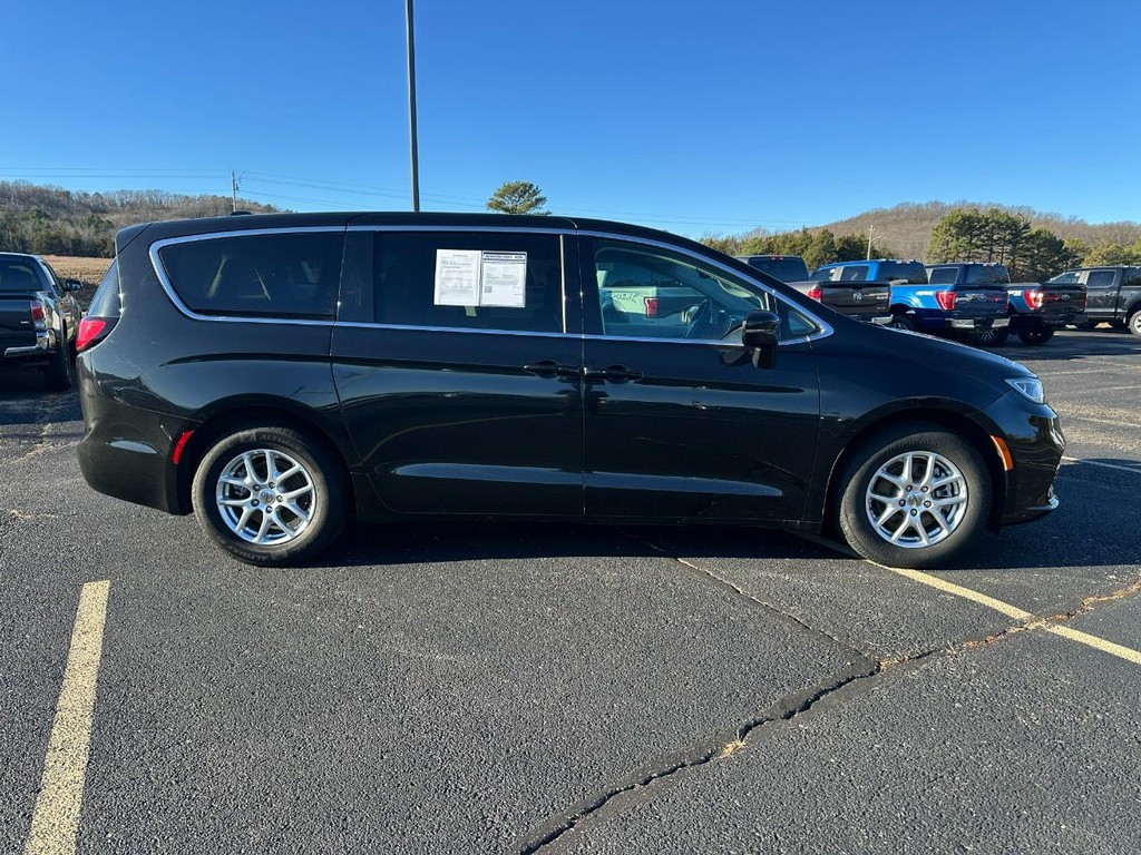 Chrysler Pacifica Vehicle Full-screen Gallery Image 02