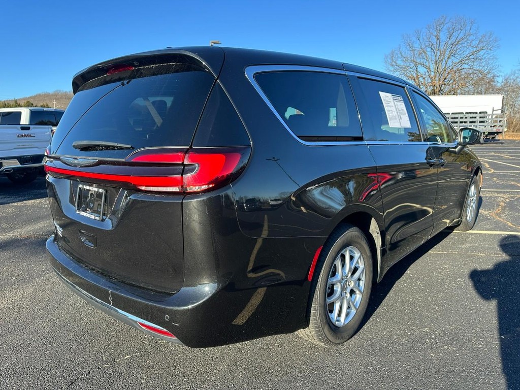 Chrysler Pacifica Vehicle Full-screen Gallery Image 03