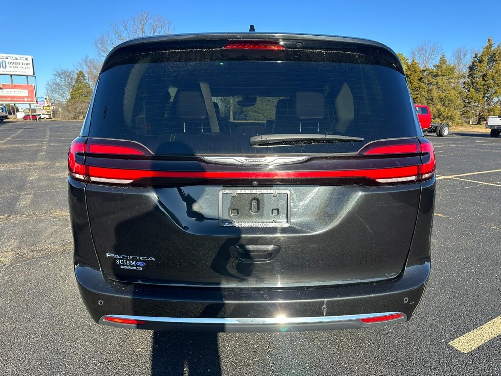 Chrysler Pacifica Vehicle Full-screen Gallery Image 04