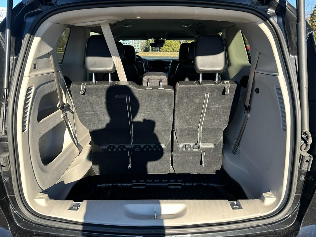 Chrysler Pacifica Vehicle Full-screen Gallery Image 05