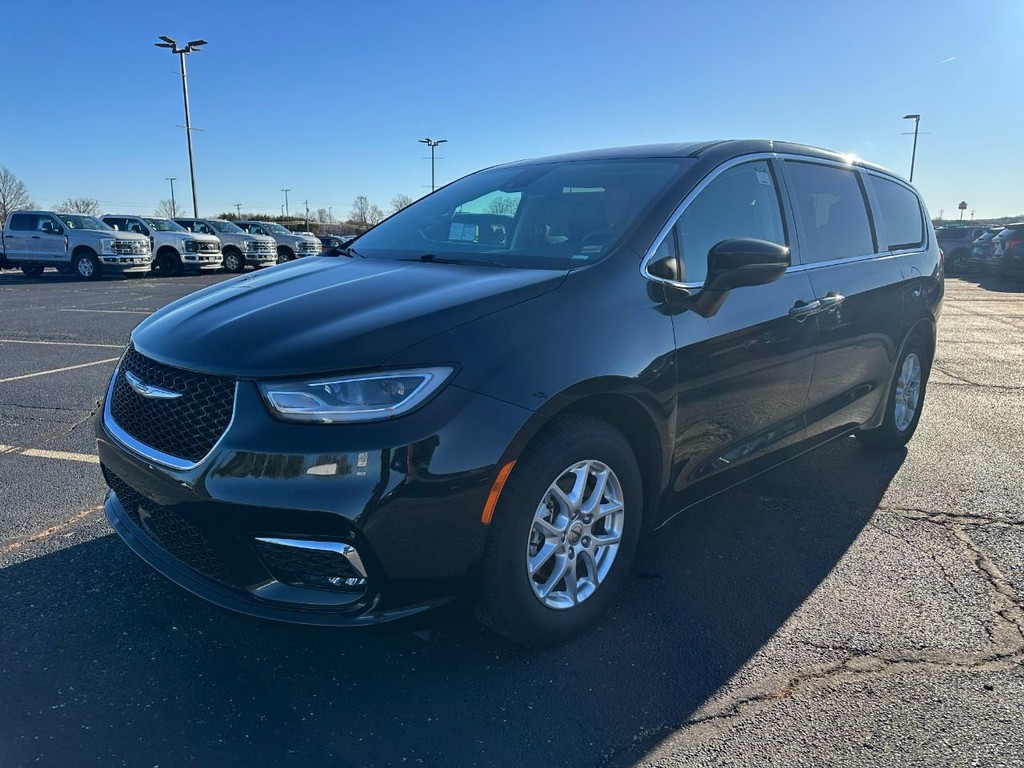 Chrysler Pacifica Vehicle Full-screen Gallery Image 08