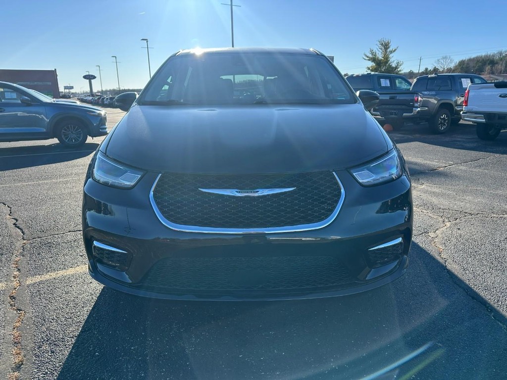 Chrysler Pacifica Vehicle Full-screen Gallery Image 09