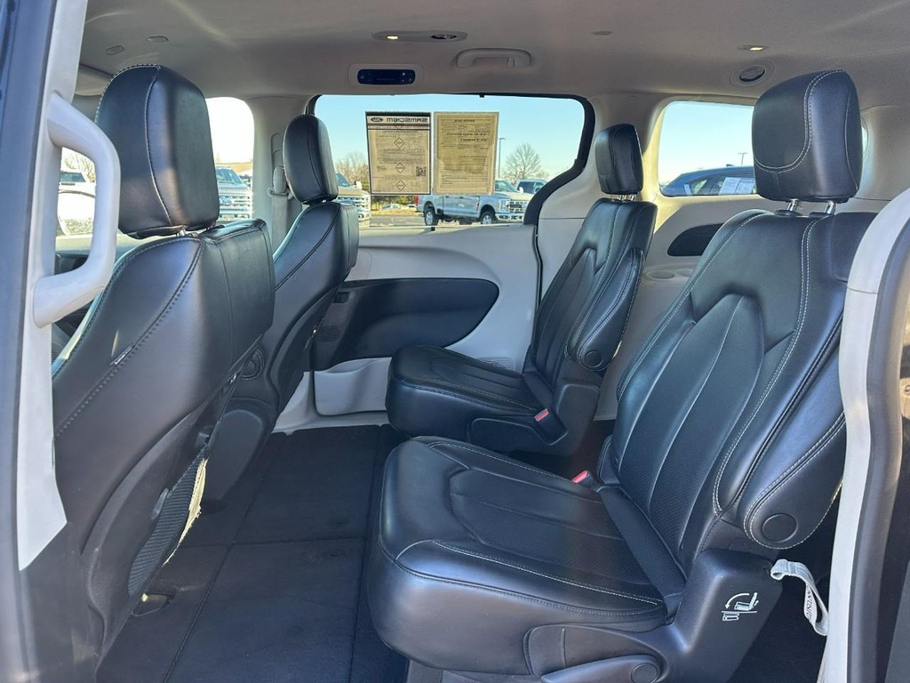 Chrysler Pacifica Vehicle Full-screen Gallery Image 10