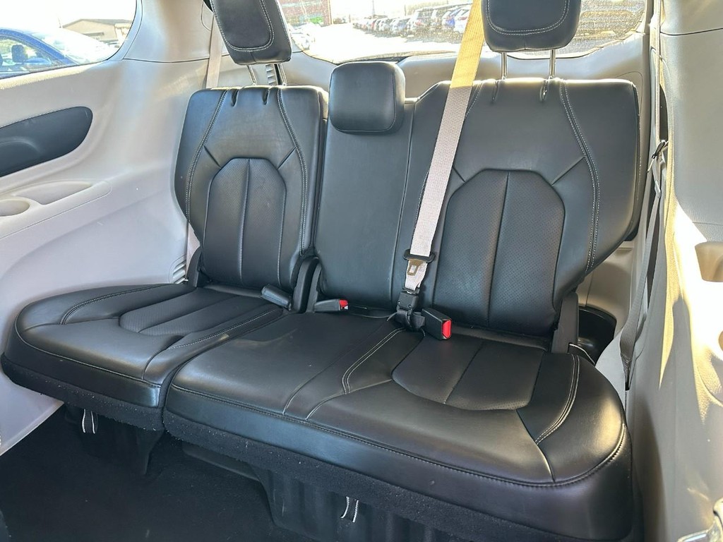 Chrysler Pacifica Vehicle Full-screen Gallery Image 11