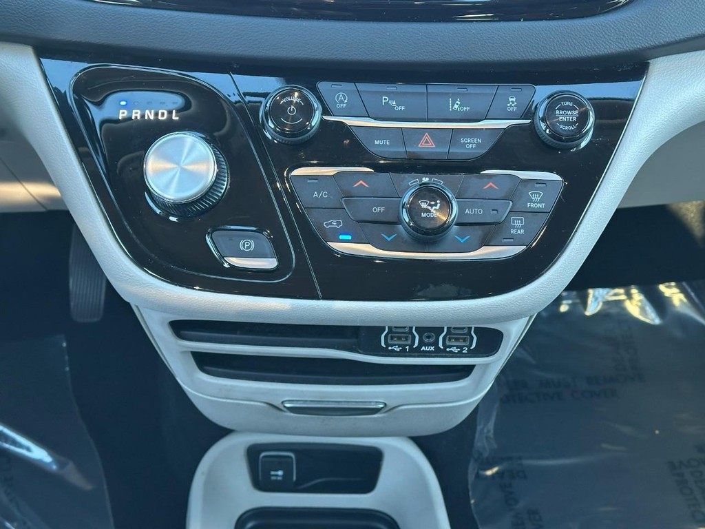 Chrysler Pacifica Vehicle Full-screen Gallery Image 15