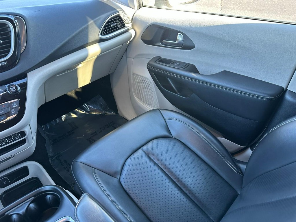 Chrysler Pacifica Vehicle Full-screen Gallery Image 16