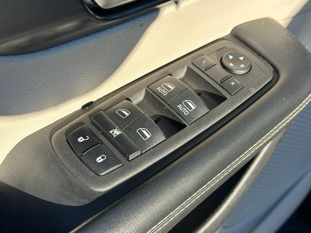 Chrysler Pacifica Vehicle Full-screen Gallery Image 17