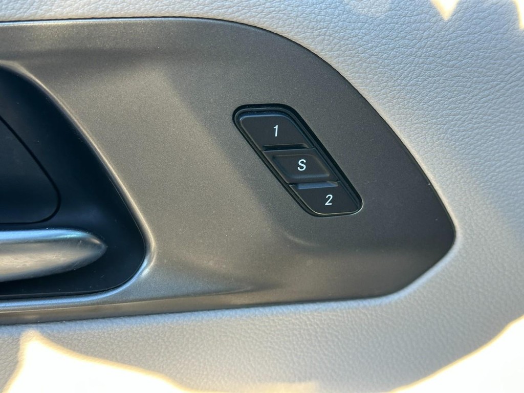 Chrysler Pacifica Vehicle Full-screen Gallery Image 18