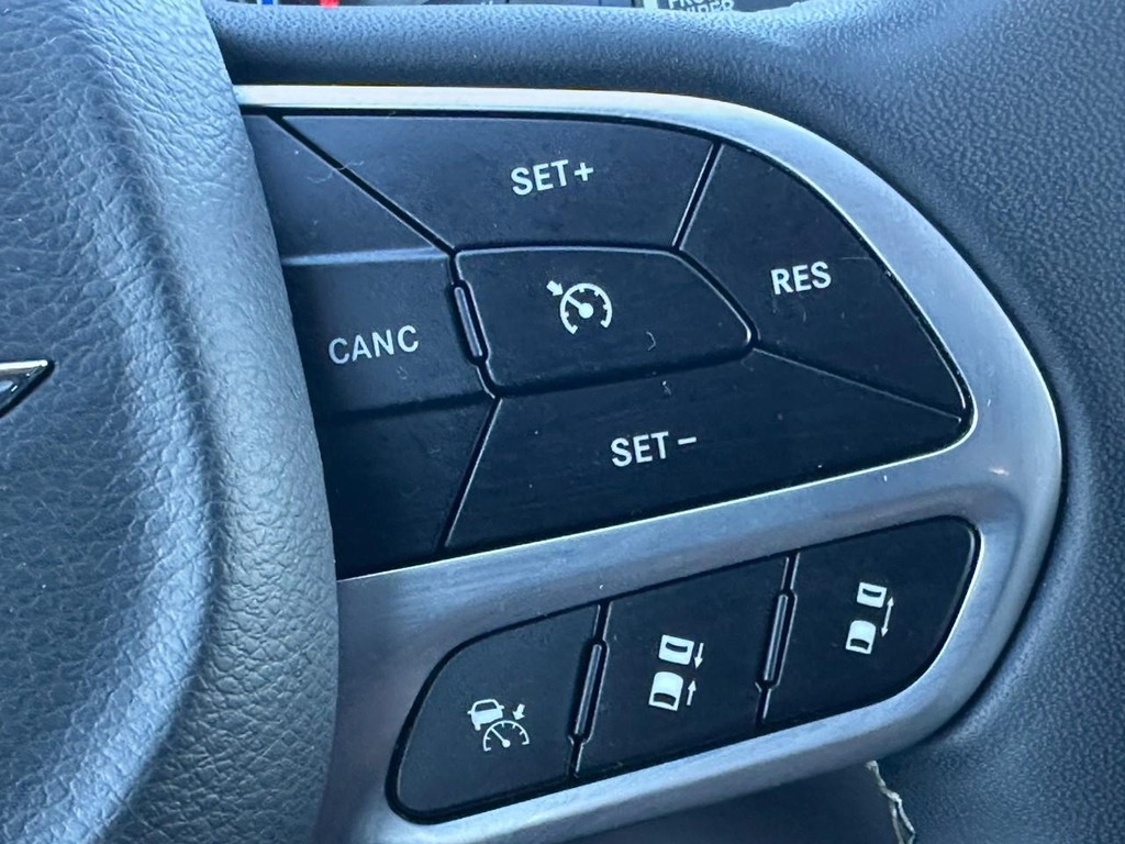 Chrysler Pacifica Vehicle Full-screen Gallery Image 21