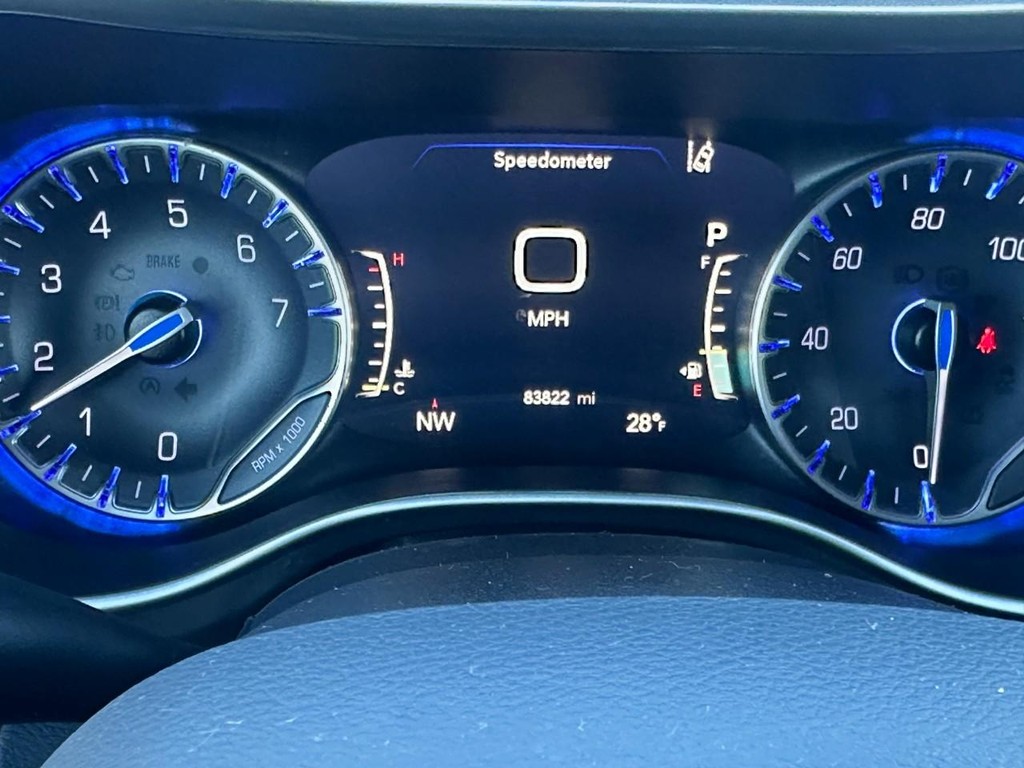 Chrysler Pacifica Vehicle Full-screen Gallery Image 22