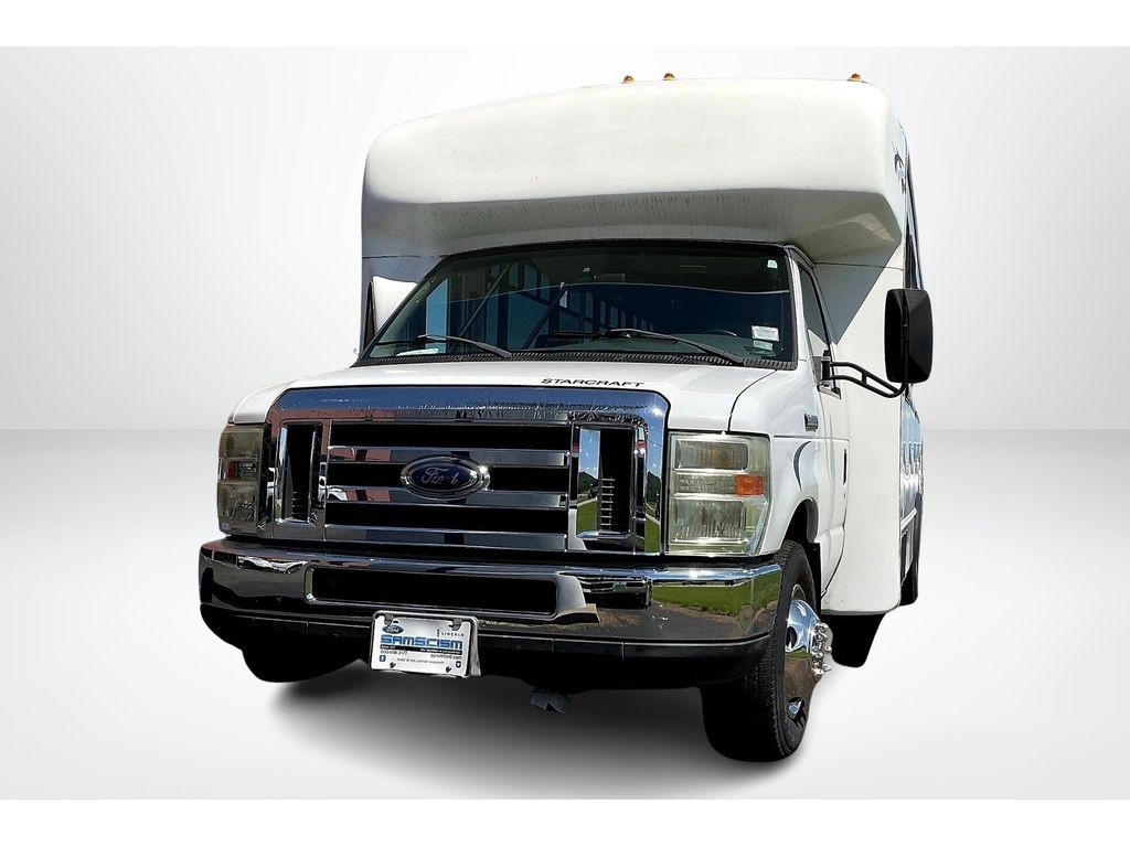 Ford E-450 Super Duty Vehicle Full-screen Gallery Image 03
