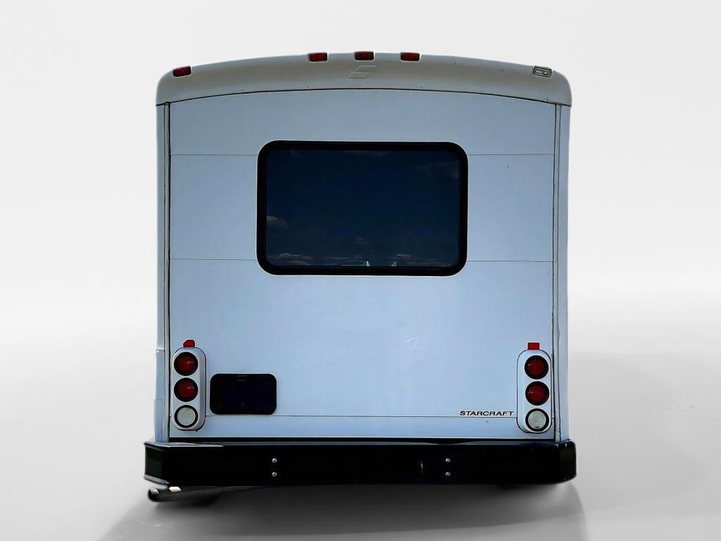 Ford E-450 Super Duty Vehicle Full-screen Gallery Image 04