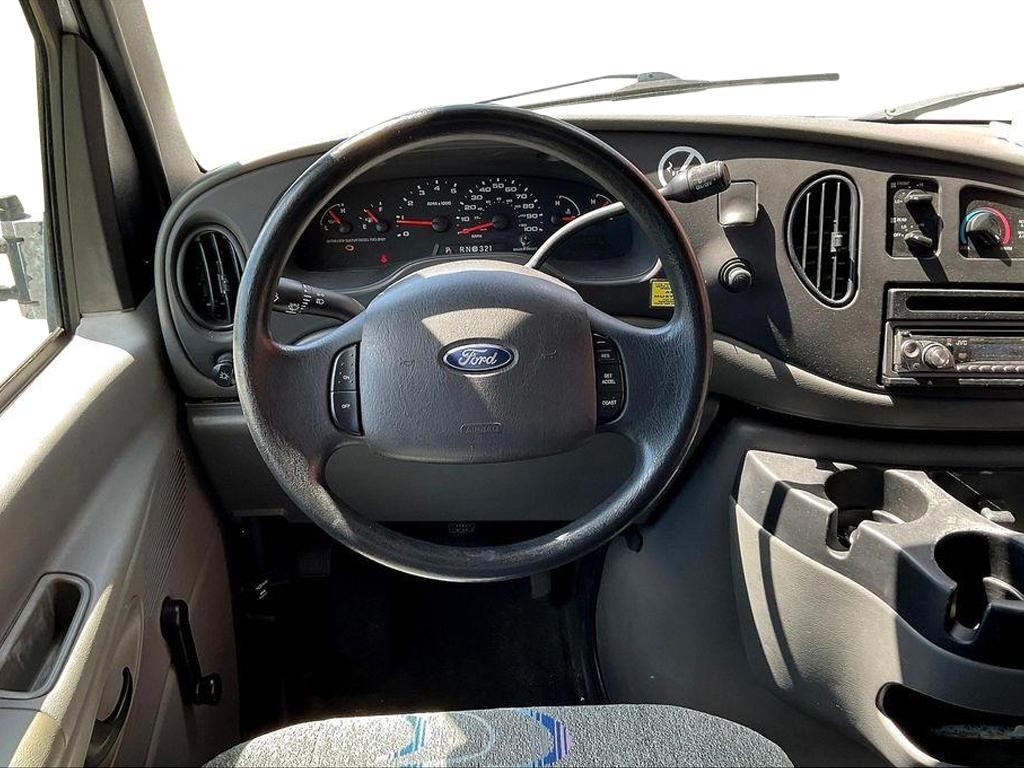 Ford E-450 Super Duty Vehicle Full-screen Gallery Image 05