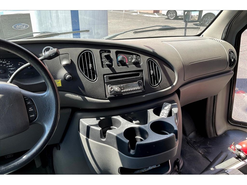 Ford E-450 Super Duty Vehicle Full-screen Gallery Image 06