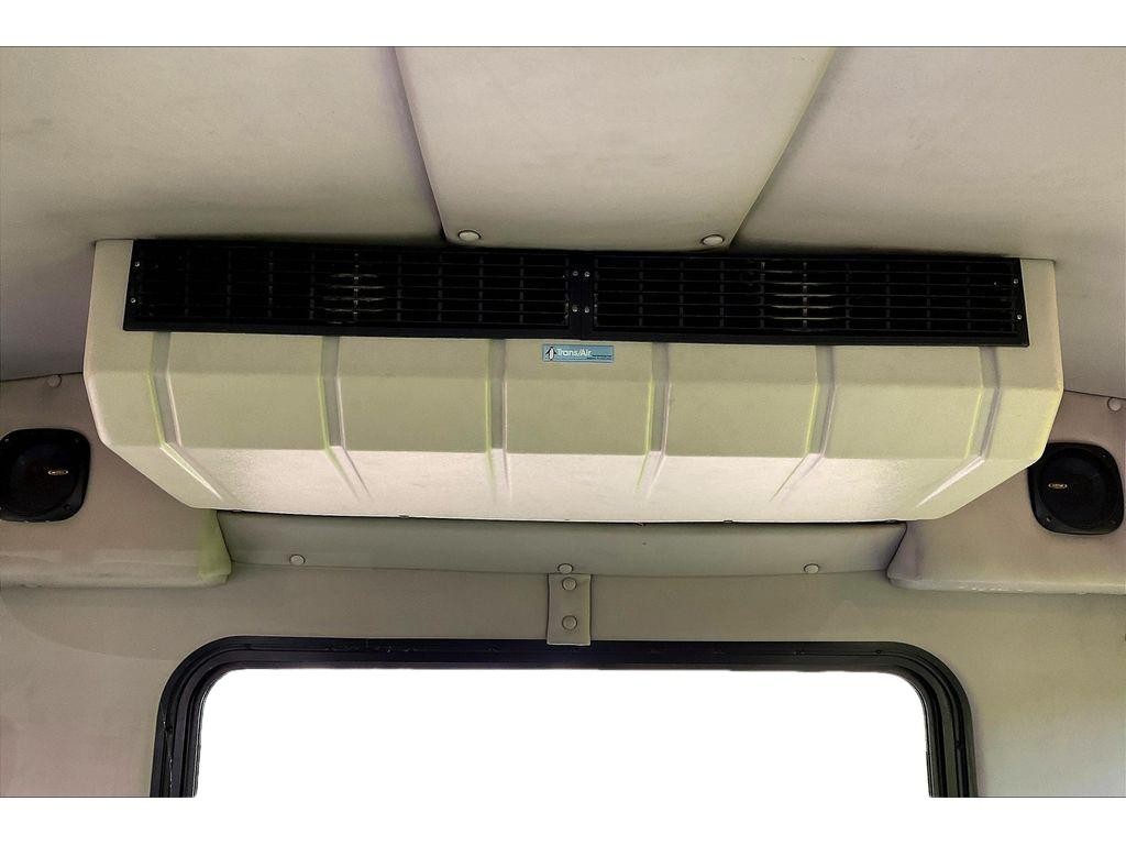 Ford E-450 Super Duty Vehicle Full-screen Gallery Image 07