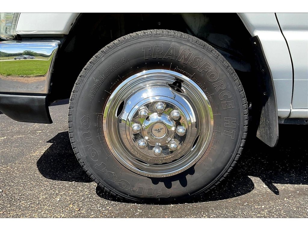 Ford E-450 Super Duty Vehicle Full-screen Gallery Image 09