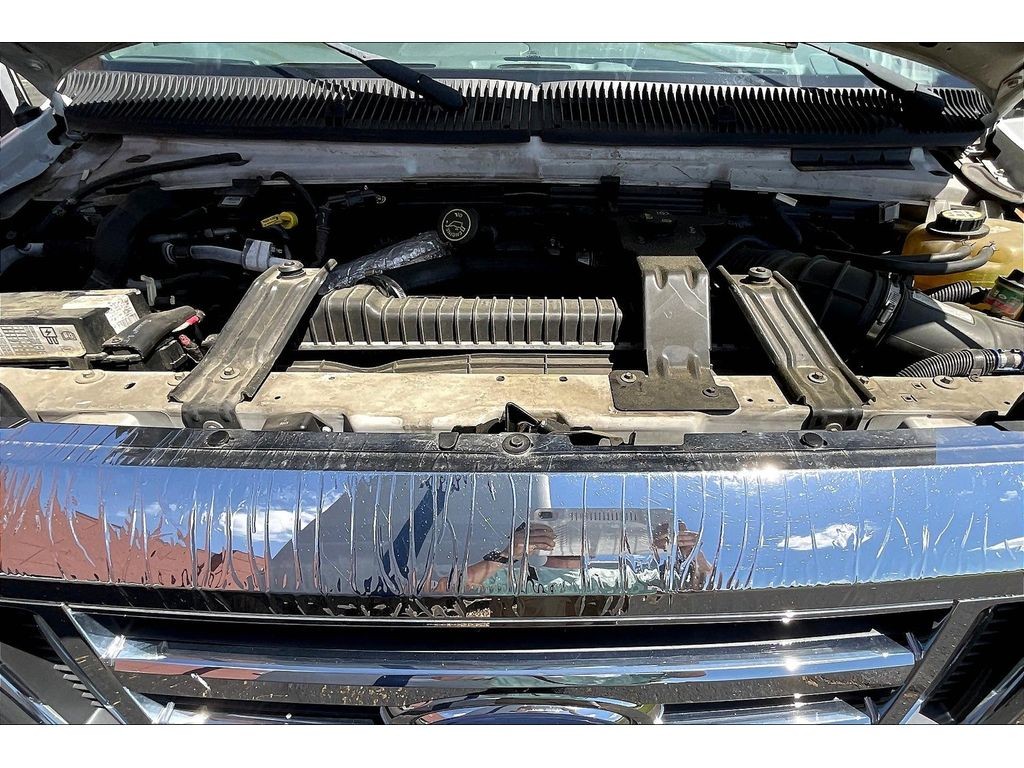 Ford E-450 Super Duty Vehicle Full-screen Gallery Image 10
