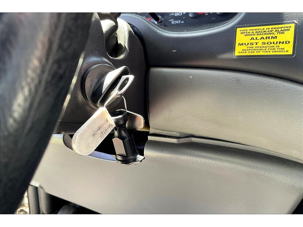 Ford E-450 Super Duty Vehicle Full-screen Gallery Image 11