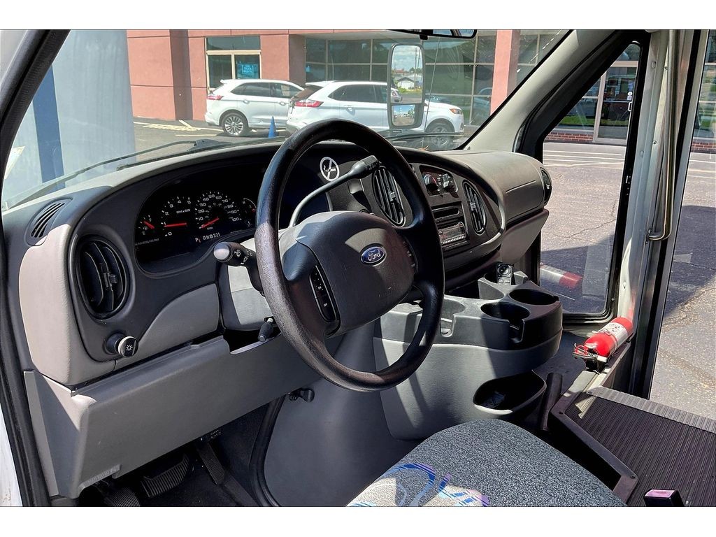 Ford E-450 Super Duty Vehicle Full-screen Gallery Image 12