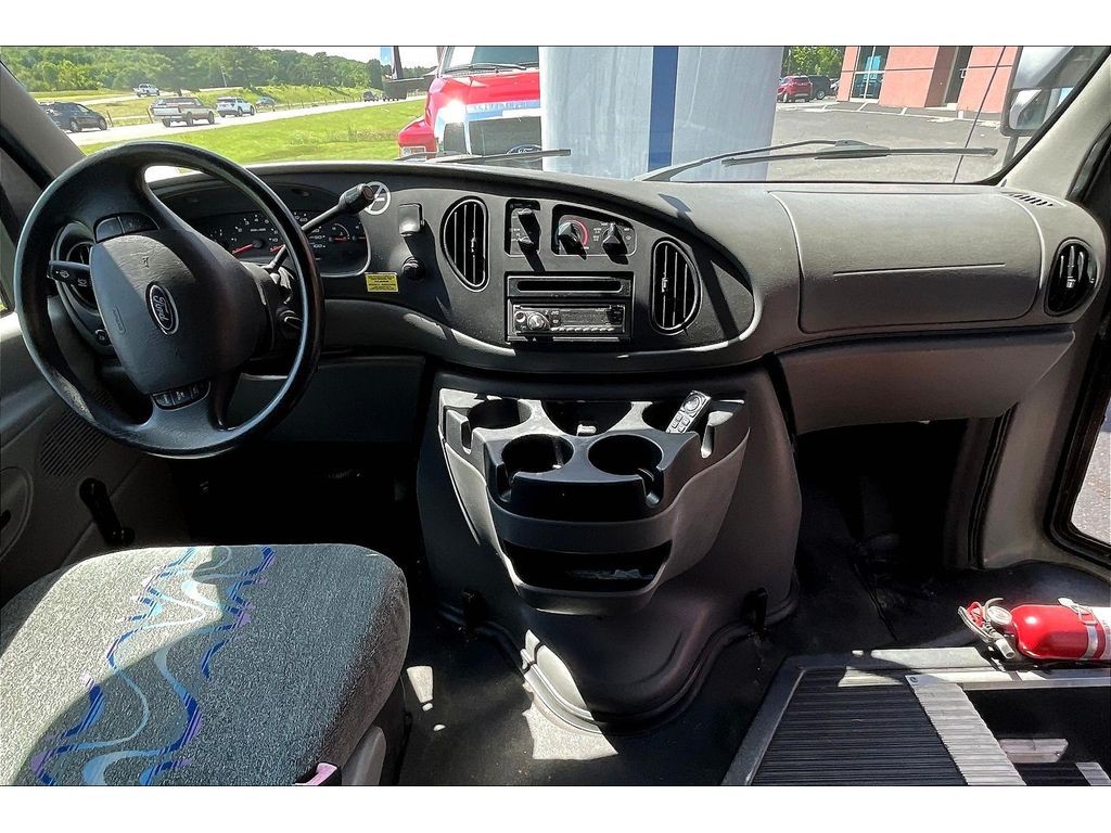 Ford E-450 Super Duty Vehicle Full-screen Gallery Image 13