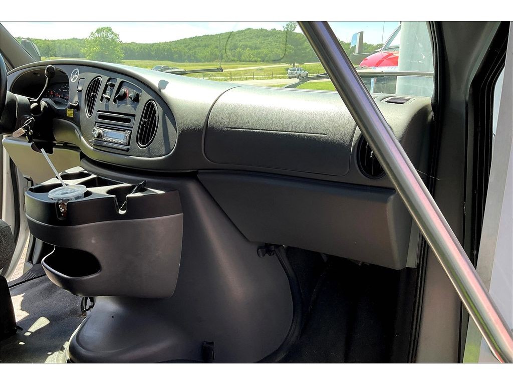 Ford E-450 Super Duty Vehicle Full-screen Gallery Image 14